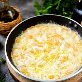 Куриное филе тушеное со сладким перцем в сливочном соусе