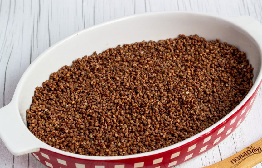 1. Этап. Куриные крылышки с гречкой: Гречку промойте и выложите в форму для запекания.