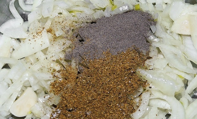 1. Этап. Шашлык из говяжьей вырезки: 4. Выложите все специи и соль. Перемешайте и разомните немного руками, чтобы появился сок.