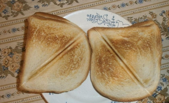 1. Этап. Тапас: При помощи тостера готовим тосты, придав им желаемую степень прожарки.