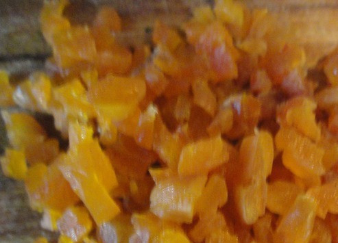 1. Этап. Кутья с яблоками: Курагу режем кубиками.