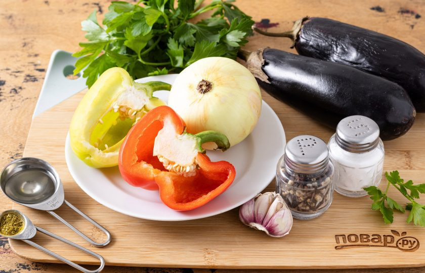 1. Этап. Жареные баклажаны с перцем: Подготовьте все ингредиенты.