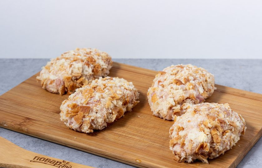 1. Этап. Куриная котлета по ГОСТу: Столовой ложкой возьмите фарш, сформируйте котлету и обваляйте в панировке.