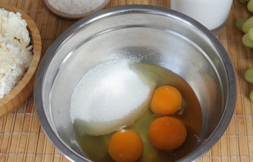 1. Этап. Творожная запеканка с виноградом: В миску отправляем сахар и яйца. Все взбиваем до пены.