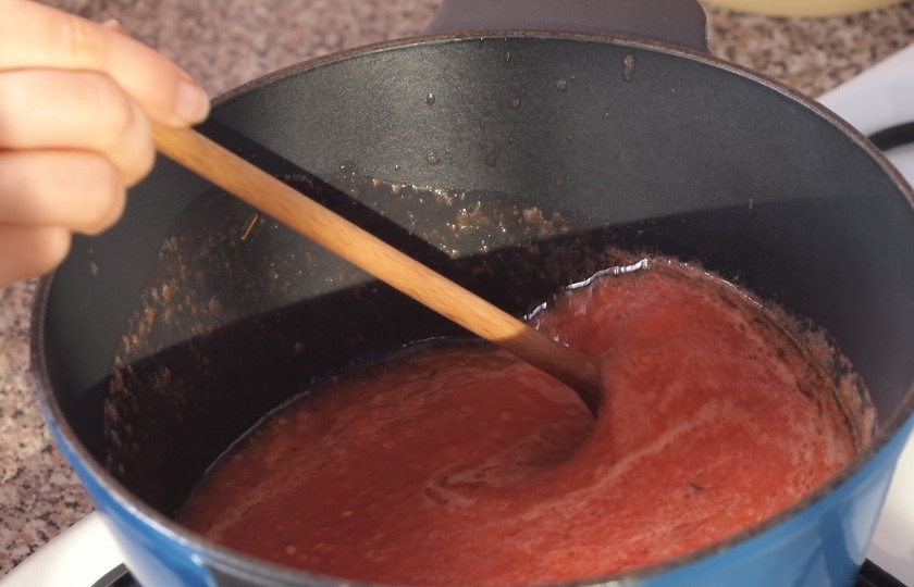 1. Этап. Торт постный: 5. Приготавливаем соус: выливаем сок в кастрюльку, добавляем сахар и манную крупу. Непрерывно помешивая, доводим до кипения. После того, как сок закипит, кастрюльку снимаем с огня и оставляем крем остыть.