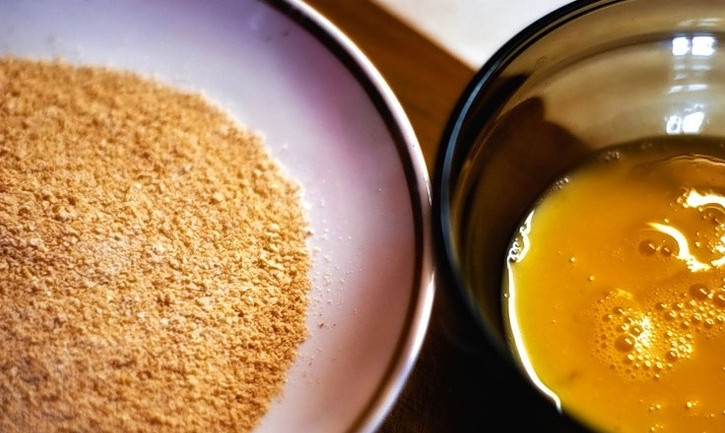 1. Этап. Наггетсы из курицы: Взбейте яйцо в отдельной миске. В другой смешайте сухари и специи. Держите обе миске под рукой возле плиты.