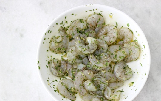 1. Этап. Морепродукты на гриле: 3. Перемешайте все как следует и оставьте мариноваться. Минимальное количество времени — полчаса. Но можно замариновать креветки и на ночь.