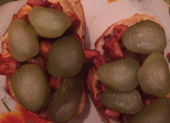 1. Этап. Тосты с ветчиной и овощами: Нарезанные огурцы и помидоры идут следующим слоем.