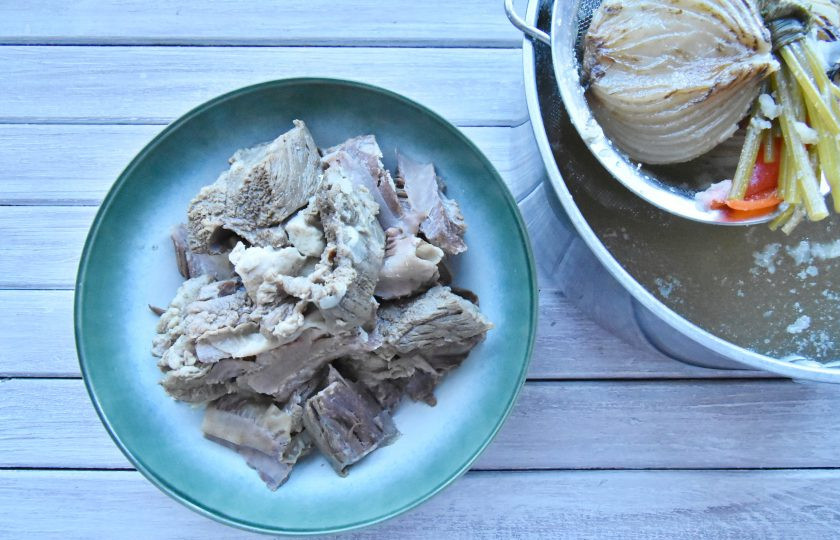 1. Этап. Фо бо (классический рецепт): После того как бульон будет готов. Извлеките из него мясо и отделите его от костей. Бульон процедите через сито и удалите все специи и травы. Снимите с бульона лишний жир.