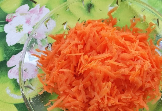 1. Этап. Салат Март: Натереть морковь на крупной тёрке.