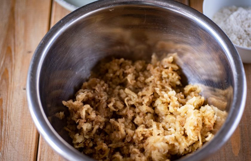 1. Этап. Блины из баклажанов: Срежьте острым ножом с баклажана кожицу и натрите на крупную терку.