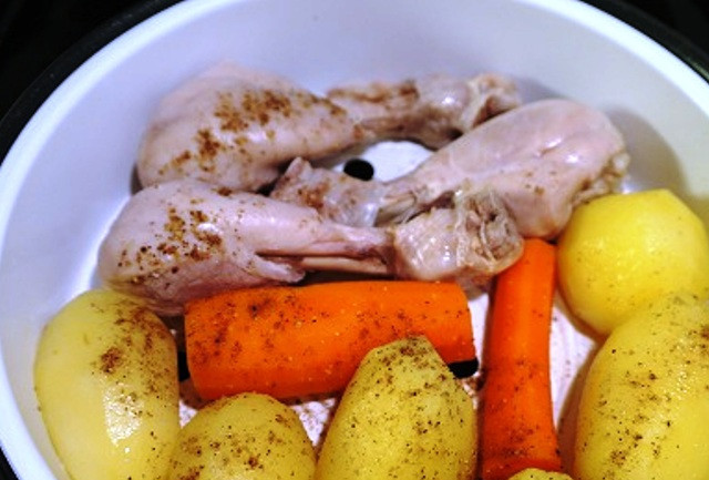 1. Этап. Курица с овощами на пару в мультиварке: Посыпьте солью и специями по вкусу, закройте крышку. Готовьте на пару 1,5 часа.