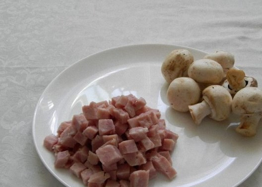 1. Этап. Макароны с ветчиной и грибами: Режем кубиками ветчину и грибы.