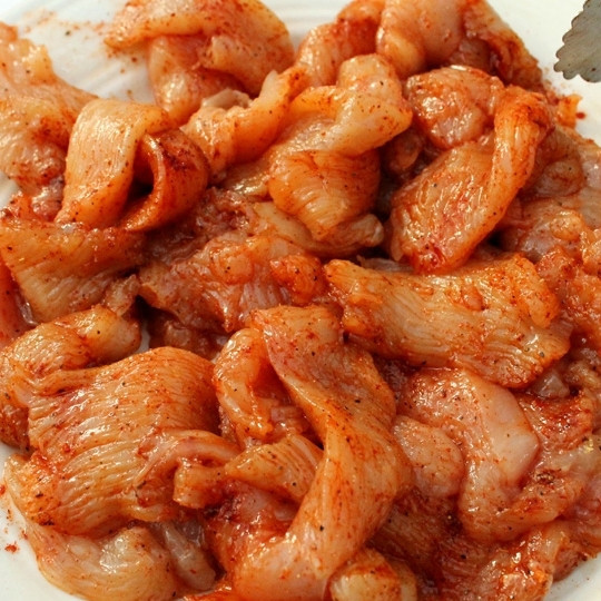 1. Этап. Куриное филе с фасолью: Хорошенько перемешайте и оставьте на 5-10 минут, чтобы специи впитались в куриное мясо.