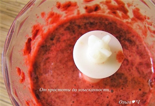 1. Этап. Гаспачо со свеклой и вишней: Вишню поместите в малую чашу блендера, добавьте коричневый сахар, измельчите в пюре.