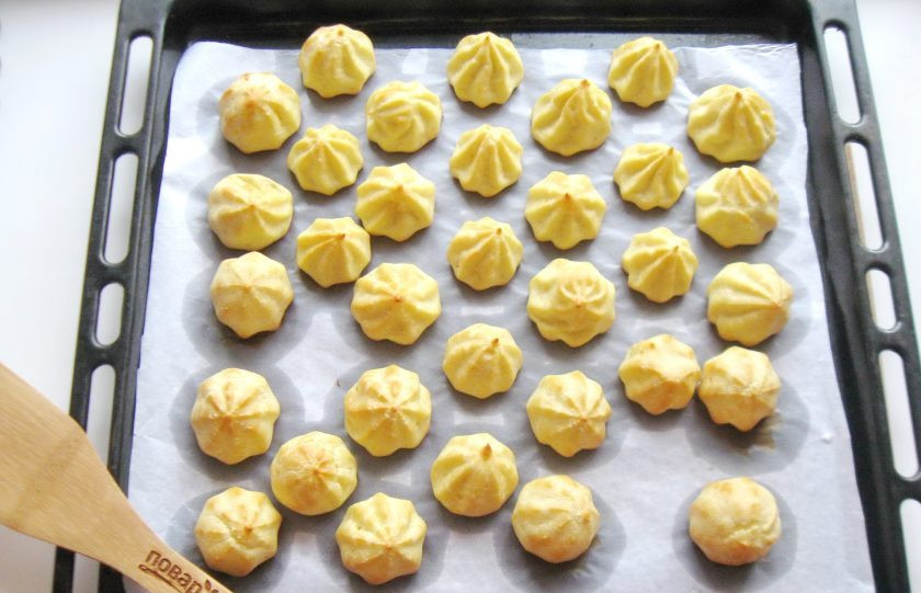 1. Этап. Торт Сент-Оноре: Остальное заварное тесто отсадите также с помощью кулинарного мешка на противень в виде цветочков. Выпекайте в духовке при температуре 200 градусов первые 15 минут. После огонь убавьте до 180 градусов и пеките еще 15-20 минут до готовности.