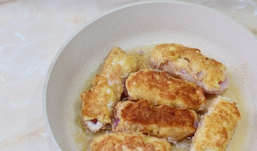 1. Этап. Мясные рулеты для перекуса: Переворачивайте их на другой бок, чтобы они стали румяные.