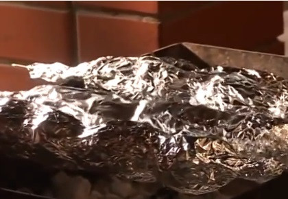 1. Этап. Картошка с салом на шампурах: Заворачиваем шампуры в фольгу, при этом добавив ароматной зелени. У меня был тимьян, но его легко можно заменить на петрушку, укроп, базилик и всё что найдете в холодильнике. После ставим шампуры на мангал на 20-30 минут. Огонь должен быть слабым. Шампуры надо переворачивать каждые 10 минут.