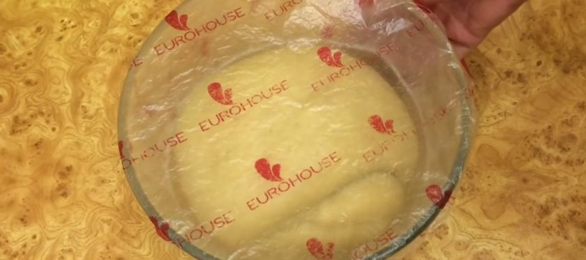 1. Этап. Булочки Бриошь на закваске: 4. Замесите тесто еще в течение 7-10 минут. Округлите тесто, выложите в смазанную растительным маслом миску и накройте пленкой. Оставьте при комнатной температуре на 4 часа. Сложите тесто: руками растяните в прямоугольник.