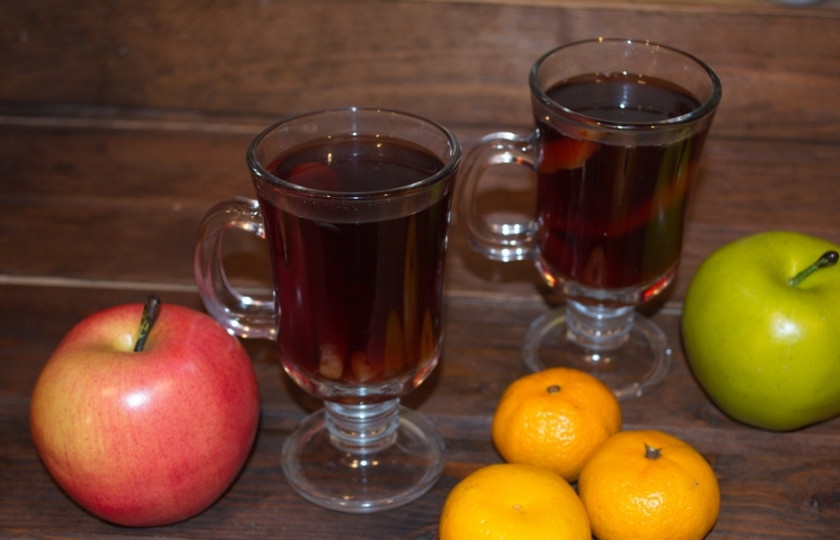 1. Этап. Глинтвейн с корицей: Подаем глинтвейн горячим к столу. Пить нужно, как чай, но не забывать, что напиток алкогольный. Всему нужно знать меру.