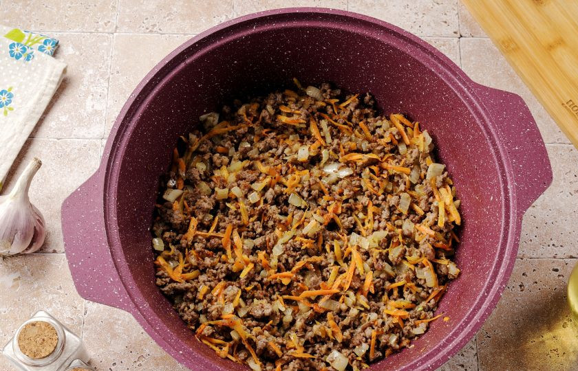 1. Этап. Картофель с фаршем и рисом: Готовьте, периодически помешивая, ещё 5-7 минут.