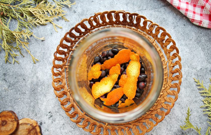 1. Этап. Настойка из кедровых орешков на водке: С апельсина срежьте цедру. Переложите орешки в чистую, сухую банку и добавьте цедру апельсина.