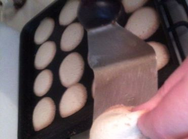 1. Этап. Печенье Свиные ушки: Вынимаем противень с готовыми печеньями и, пока они горячие, быстро прищипываем края.