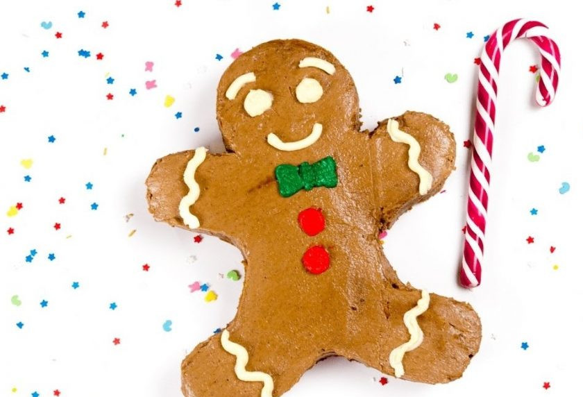 1. Этап. Пряничный человечек: 6. Затем с помощью пакетика со срезанным уголком нанесите белый, красный и зеленый крем в качестве украшения. Приятного аппетита!