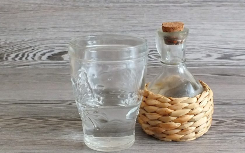 1. Этап. Хлеб с уксусом: Уксус смешайте с 75 мл. воды комнатной температуры.