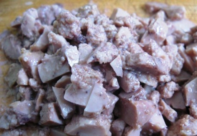 1. Этап. Простой салат из печени трески: Печень трески извлеките из банки и нарежьте.