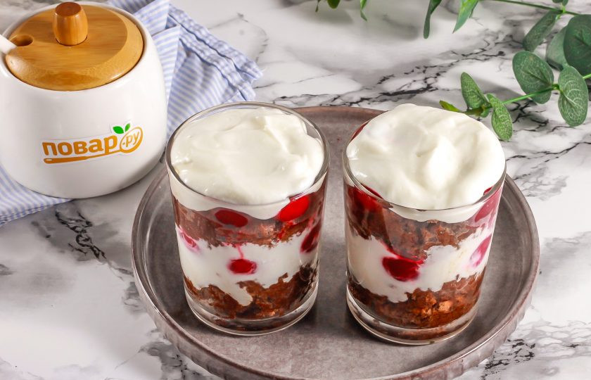 1. Этап. Десерт Панчо в стакане: Снова выложите слой бисквита, затем слой крема и т.д.