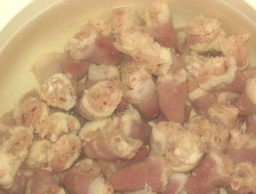 1. Этап. Салат с куриными сердечками и огурцом: 2. Отварите их в подсоленной воде до готовности.