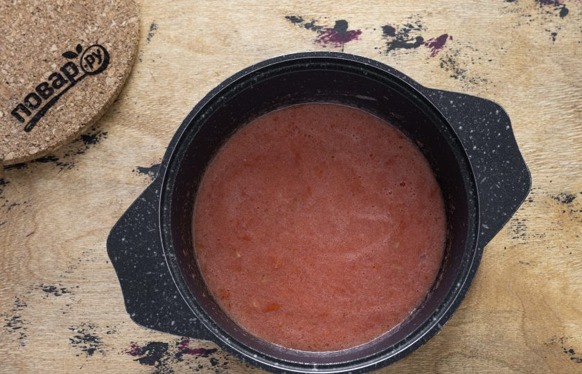 1. Этап. Магрибский суп: Влейте в кастрюлю томатное пюре и бульон.