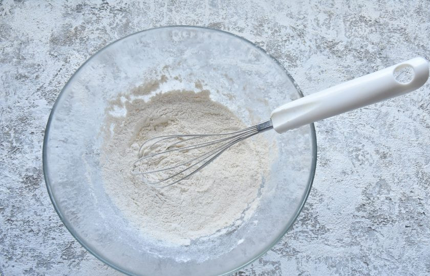 1. Этап. Кексовый кулич на Пасху: Перемешайте сухую смесь венчиком и еще раз просейте ее через сито. Если используете сухую цедру, ее можно добавить на данном этапе к сухим ингредиентам.