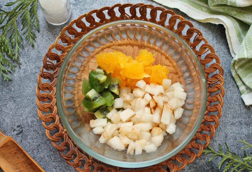 1. Этап. Пирожки с фруктами в духовке: Для начинки очистите киви и апельсин от кожуры и порежьте на кусочки. У апельсина желательно удалить все плёнки. Грушу очистите от кожуры, сердцевины и порежьте очень мелким кубиком или натрите на крупной тёрке. Все перемешайте и, если выделится сок, слейте. Добавьте к фруктам крахмал и перемешайте.