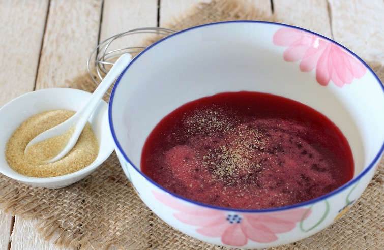 1. Этап. Джем из малины: Растворяем в теплом сиропе гранулы желатина.