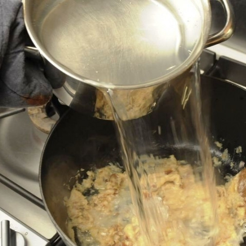 1. Этап. Чесночный крем-суп: Добавляем в кастрюлю литр воды.