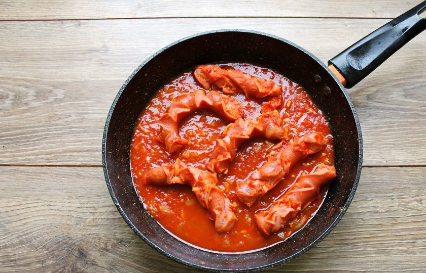 1. Этап. Сосиски на сковороде тушеные в томатном соусе: Тушите сосиски в соусе на медленном огне в течение 5-7 минут, несколько раз перевернув.