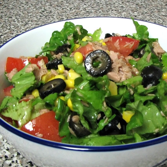 1. Этап. Салат из тунца консервированного: Добавляем оливки в салат, заправляем оливковым маслом, перемешиваем. Салат с консервированным тунцом готов!