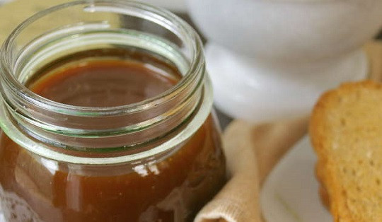 1. Этап. Домашняя карамель из сахара: 5. Вот и весь рецепт приготовления домашней карамели из сахара. Можно добавить щепотку ванилина для аромата или соли для пикантности. Перелить в баночку и дать хорошо остыть.