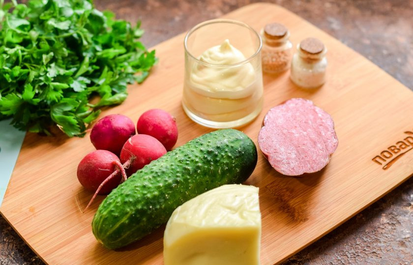 1. Этап. Салат с майонезом: Подготовьте ингредиенты. Выбирайте вкусную колбасу и сыр, свежие и аппетитные овощи.
