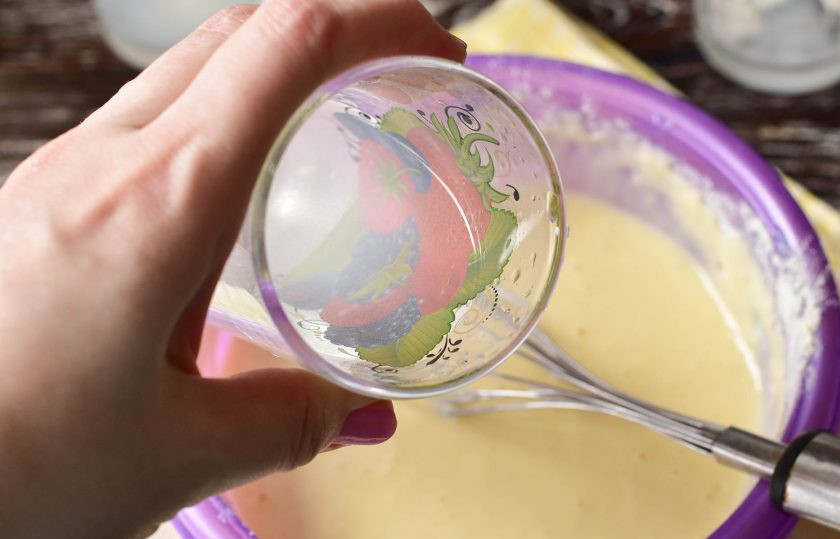 1. Этап. Заварные блины на кефире и молоке: Влейте кипяток в тесто. Очень хорошо перемешайте его.