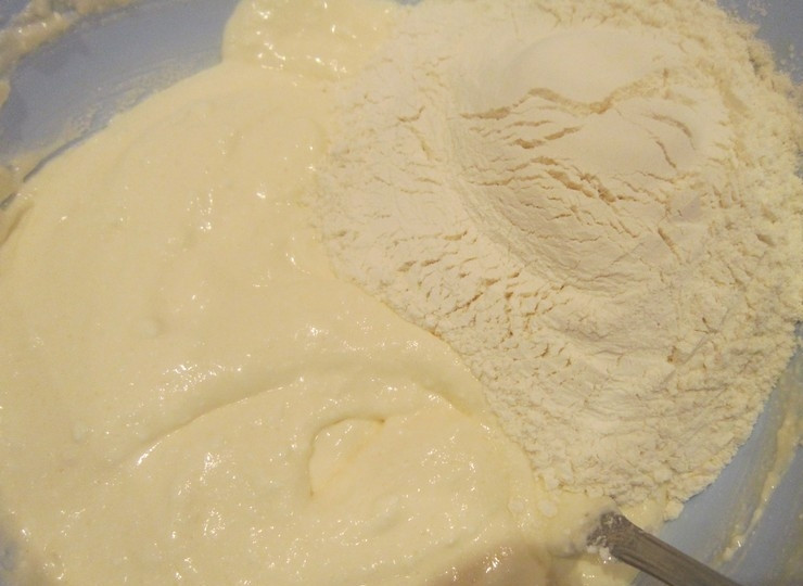 1. Этап. Булочки с творогом без дрожжей: 2. Затем вводим разрыхлитель и муку, добавляем ванилин и щепотку соли. Замешиваем тест без комков.