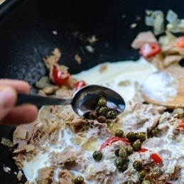 1. Этап. Паста с тунцом консервированным: 3. Добавьте соевый соус, сливки и каперсы (если используете). Поперчите и перемешайте. Томите на средне-медленном под крышкой до готовности пасты. Кстати, можно на этом этапе добавить и чайную ложечку корицы. Она убьет рыбный запах и придаст блюду ароматную нотку.