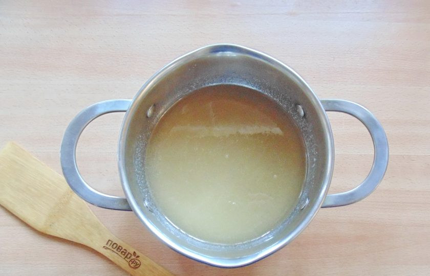 1. Этап. Варенье из груш с орехами: Поставьте кастрюлю на огонь, доведите до кипения, чтобы сахар полностью растворился.