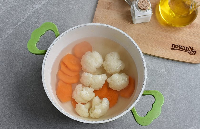 1. Этап. Стейк из индейки: Поставьте варить овощи на гарнир. В закипевшую подсоленную воду выложите разобранную на соцветья головку цветной капусты и нарезанную ломтиками морковь. Вода должна слегка покрывать овощи. Варите без крышки 3-4 минуты. Дайте постоять без нагрева еще пару минут. Откиньте овощи на сито и сохраняйте горячими.