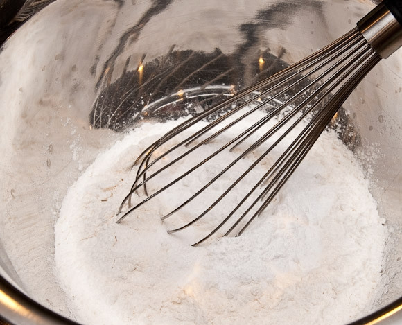 1. Этап. Печенье на смальце: В миске смешайте муку, соль, соду и разрыхлитель.