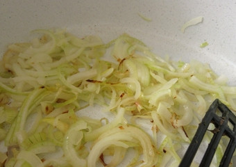 1. Этап. Суп из консервированного тунца: Добавляем в репчатый лук растительное масло и обжариваем его.