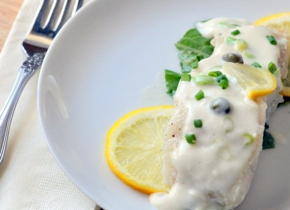 1. Этап. Тушеный сазан: 4. Вот и все! Украшаем лимонными дольками, посыпаем зеленью и подаем к столу!