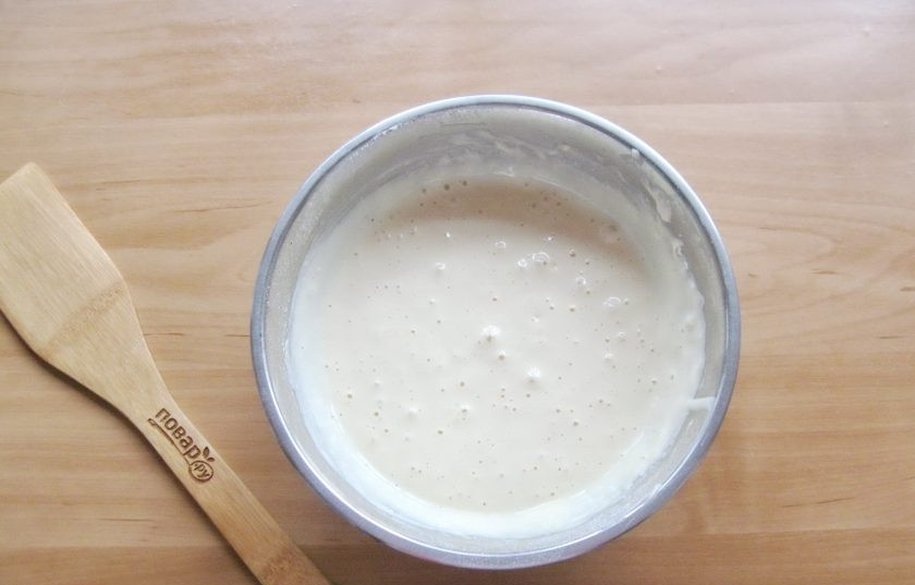 1. Этап. Пирог с судаком: Перемешайте ингредиенты теста. Оно должно быть по консистенции, как на густые оладьи.
